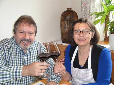 Helmut und Ingrid Krutzler mit einem Glas Wein