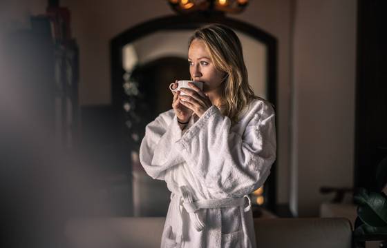 Frau mit Kaffee beim Krutzler Genussgasthof & Hotel (c) Klemens König