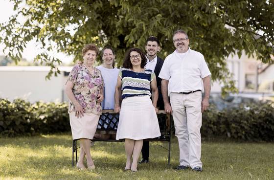 Familie Krutzler im Garten beim Krutzler Genussgasthof & Hotel (c) Clemens König 