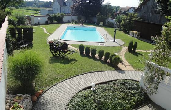 Pool vorm Genussgasthof Hotel Krutzler