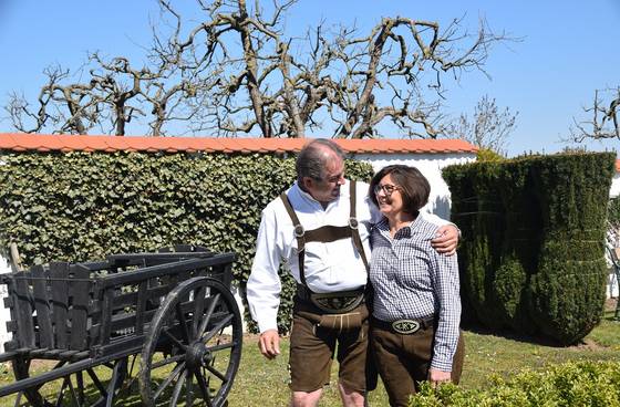 Ingrid und Helmut im Garten des Hotels