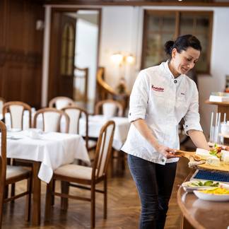 Mona mit Frühstück beim Krutzler Genussgasthof & Hotel (c) Klemens König