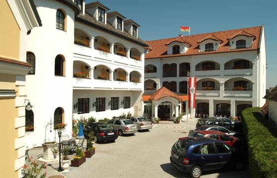 Parkplatz vorm Genussgasthof Hotel Krutzler im Südburgenland