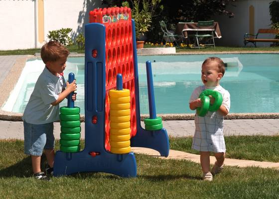 Kinder am Pool beim Krutzler Genussgasthof & Hotel