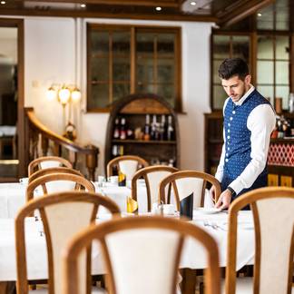 Helmut beim Tisch decken im Genussgasthof & Hotel Krutzler (c) Klemens Krutzler