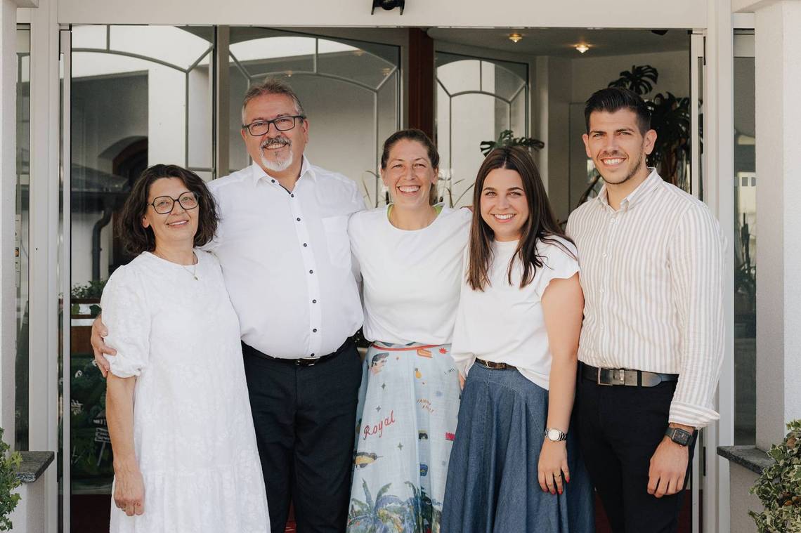 Familie Krutzler vorm Hoteleingang.