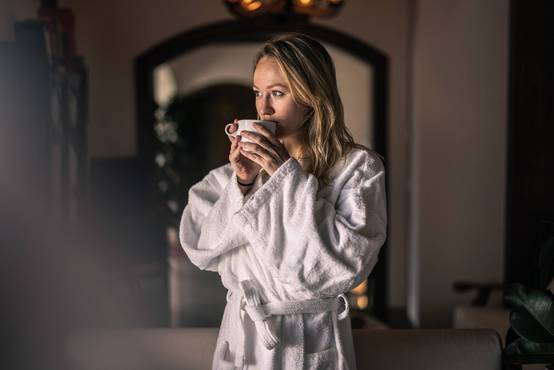 Frau mit Kaffee beim Krutzler Genussgasthof & Hotel (c) Klemens König