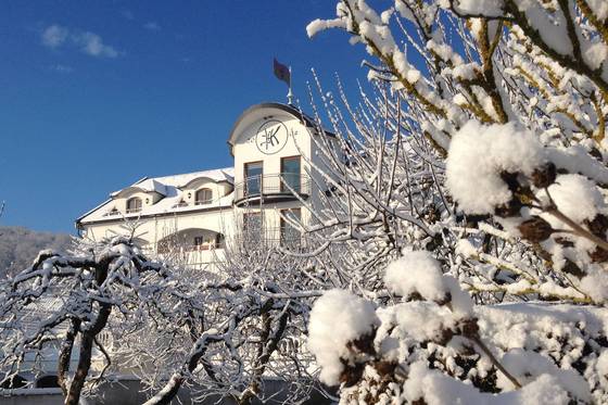 Blick auf das verschneite Hotel Krutzler im Südburgenland