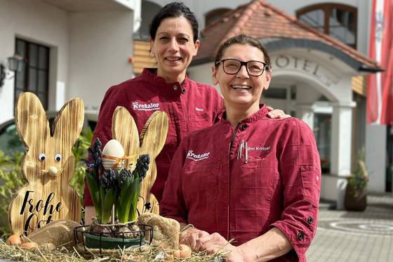 Ingrid & Mona mir Osterhasen vorm Hotel Krutzler