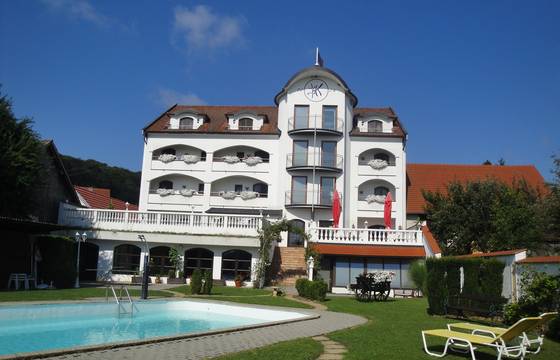 Blick vom Garten auf das Hotel Krutzler im Südburgenland