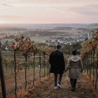 Magdalena und Helmut Krutzler im herbstlichen Weingarten.