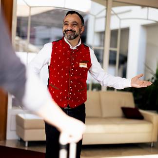 Herr Akin Rezeptionist beim Krutzler Genussgasthof & Hotel (c) Klemens König