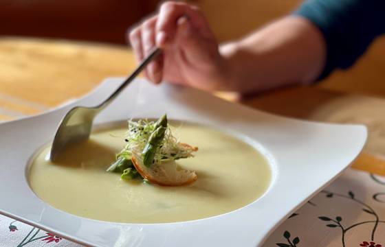 Spargelcremesuppe beim Krutzler Genussgasthof & Hotel