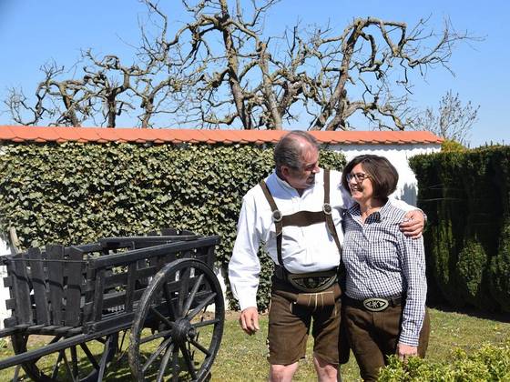 Helmut und Ingrid Krutzler im Garten