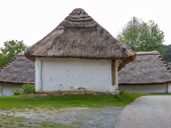Strohgedeckter Keller in der Kellergasse Heiligenbrunn.
