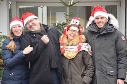 Familie Krutzler mit Weihnachtsmützen vorm Hotel Krutzler