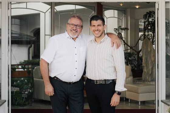 Helmut Senior und Helmut Junior vorm Hotel Krutzler.