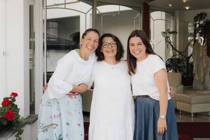 Jaqueline, Ingrid und Magdalena Krutzler vorm Hotel.