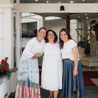 Jaqueline, Ingrid und Magdalena Krutzler vorm Hotel.