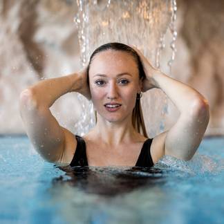 Wasserfall im Hallenbad beim Krutzler Genussgasthof & Hotel (c) Klemens König