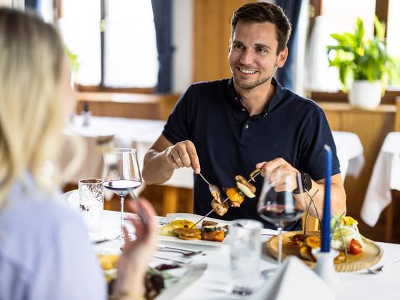 Paar beim Abendessen im Hotel Krutzler (c) Klemens König.