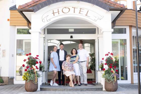 Familie Krutzler im Eingangsbereich vom Genussgasthof & Hotel Krutzler (c) Clemens König