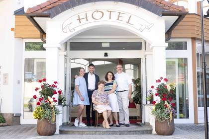 Familie Krutzler vorm Hoteleingang im Südburgenland